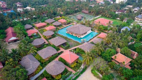 暹粒Authentic Khmer Village Resort的享有带游泳池的度假村的空中景致