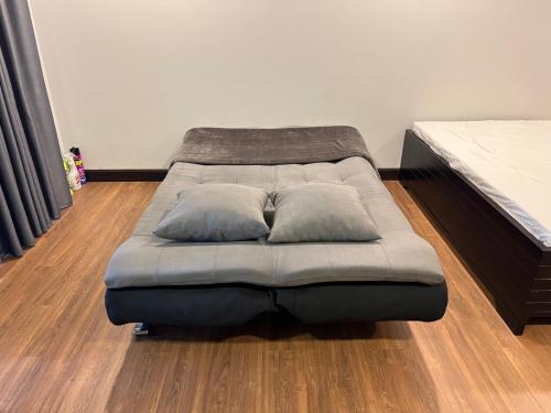 Ấp Bình HiệpCoconut Garden Đồng Tháp的一张床上,床上有两个枕头,位于一个房间里