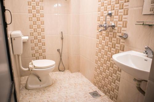 拉明德幻影旅馆的一间带卫生间和水槽的浴室