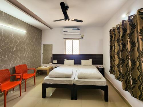 Shivani Inn Hotel & Banquet客房内的一张或多张床位