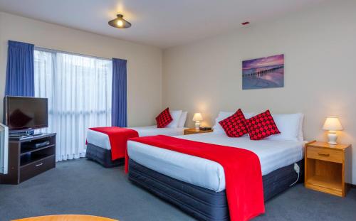 基督城布什院长旅馆的酒店客房设有两张床和一台平面电视。