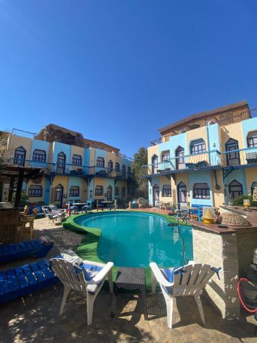 达哈布Monica Hotel的享有酒店游泳池的景致。