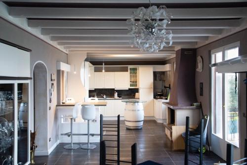利莫内-苏尔加达Guesthouse "Villa Tamas"的厨房配有白色橱柜和吊灯。