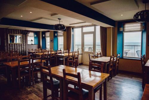 阿贝达隆泰纽德住宿加早餐旅馆的餐厅设有木桌、椅子和窗户。