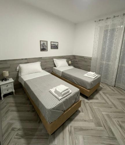 罗镇Holiday Rooms Rho的双床间,铺有木地板