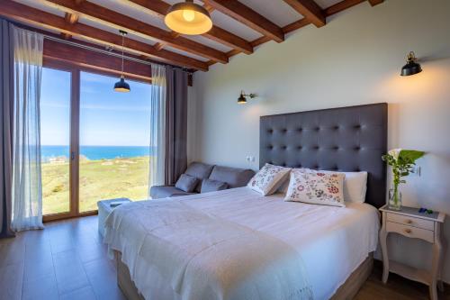 苏安塞斯波萨达蓬特波洛塔酒店的一间卧室设有一张大床,享有海景