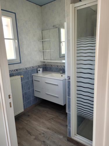 ChangéCHANGÉ, 10mn LE MANS 72的浴室设有白色水槽和镜子