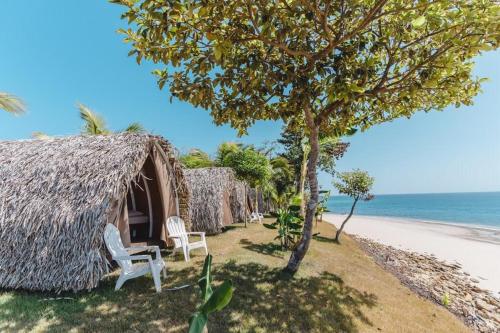 Punta Bajo RicoSonny Island Resort的海边小屋