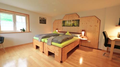 希尔兴巴赫Ferienhaus Broche的一间卧室配有一张大床和木制床头板