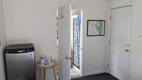 MiramonteApple Place Room #1的走廊上设有白色门和小桌子