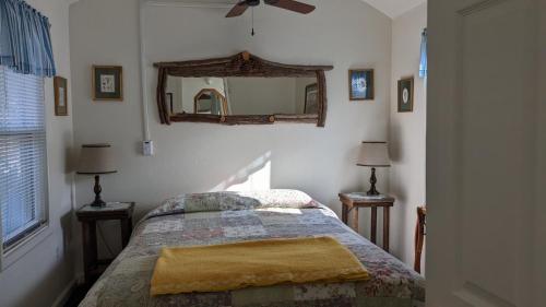 MiramonteApple Place Room #1的卧室配有一张床,墙上设有镜子