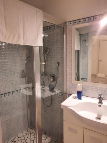 法维尼亚纳Villa Oblò的带淋浴和盥洗盆的浴室