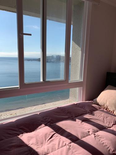 科金博Departamento Vista al Mar, primera línea的一张位于带大窗户的房间内的床铺