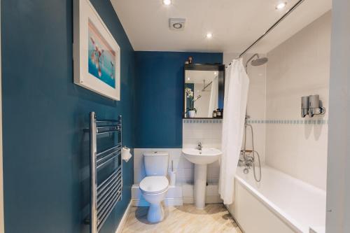 伦敦美丽的中心六人家庭公寓的蓝色的浴室设有卫生间和水槽
