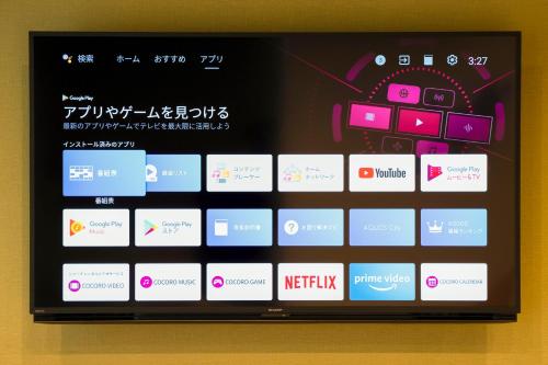 大阪Hotel S-Presso West的电脑屏幕上有很多不同的应用程序