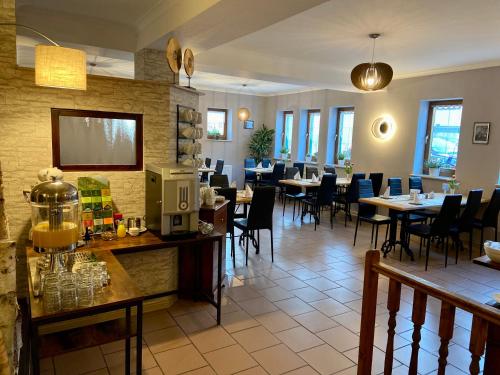 萨勒河畔瑙姆堡祖姆芮伯斯道克伽尼酒店的餐厅内带桌椅的用餐室