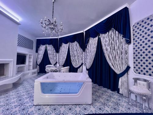 安齐奥Mirage Rooms的一间位于客房中间的大浴室,配有浴缸