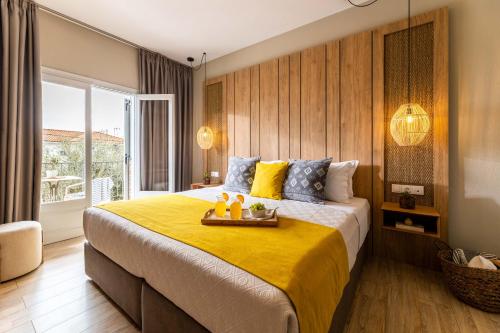斯基亚索斯镇Skiathos Thalassa, Philian Hotels and Resorts的一间卧室配有一张带黄色毯子的大床