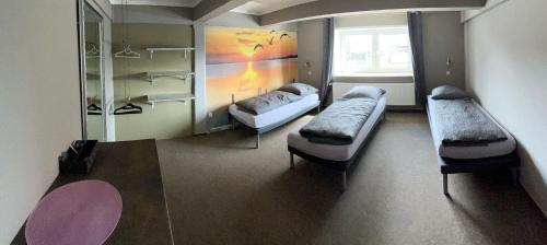 费马恩Hostel Fehmarn Mehrbett-Zimmer的客房设有两张床和窗户。