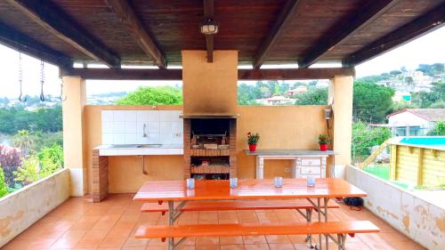 马斯萨内特德拉塞尔瓦VILLA BLANCA 10 minutos de la Playa Costa brava的阳台的厨房配有桌子
