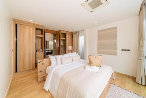 邦涛海滩Villa Alanna Phuket的一间卧室配有两张带白色床单的床