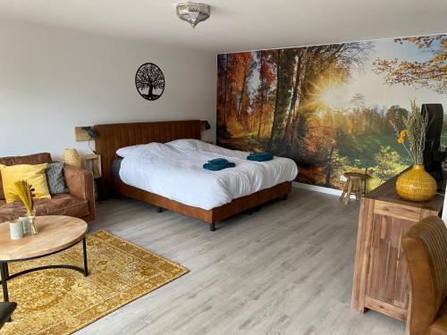奥特罗De Veluwse bos Lodge的一间卧室配有一张床和一张沙发