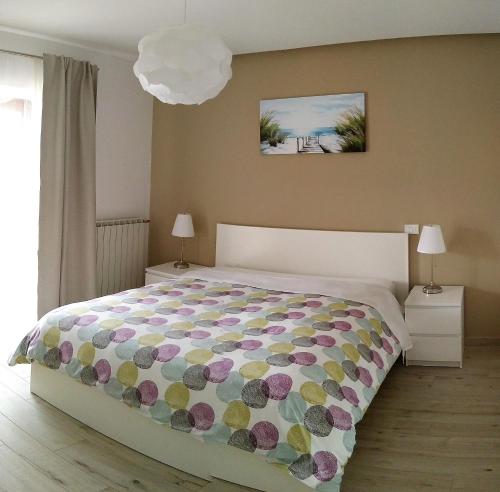 波尔托罗Apartments Ostanek 2的一间卧室配有一张带花卉床罩的大床