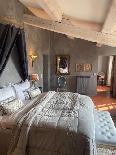 法扬斯La Maison de Platane B&B的一间卧室,卧室内配有一张大床