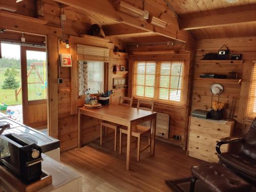 塞尔福斯Cosy Cabin by Lake & Woods with Views的小木屋内带桌子的用餐室