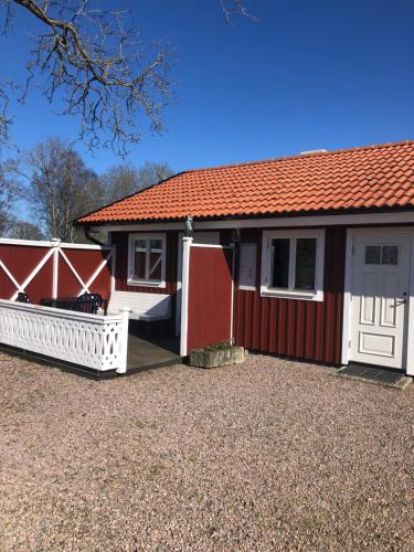 法尔雪平Skattegårdens Gästhus的白色的红色房子,有白色的门和门廊