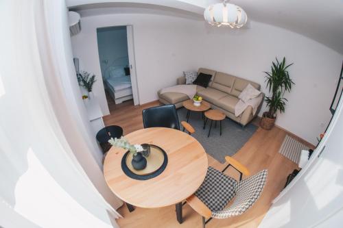 马里博尔NA Apartments的客厅配有桌子和沙发