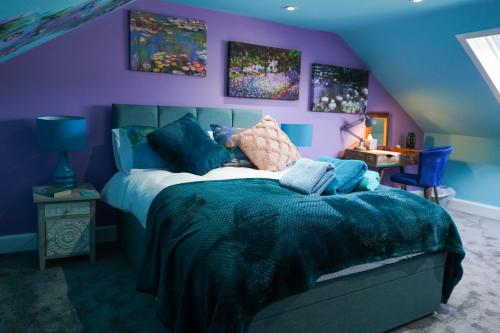 达尔比蒂The Art Bank的紫色卧室,配有一张带泰迪熊的床