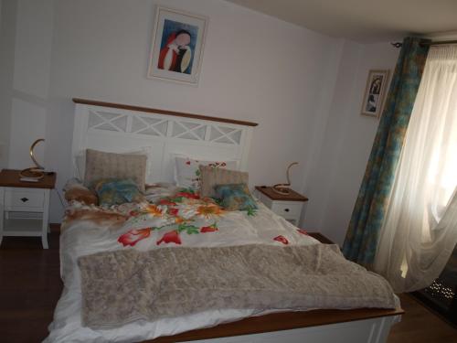 塔古玖Amavera Apartment的卧室配有一张带白色棉被的大床