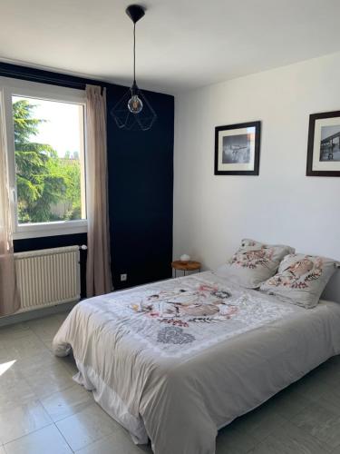 BramVilla Cattus location maison的一间卧室设有一张大床和一个窗户。