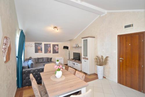 科托尔Apartments Jovanovic - Alkima的客厅配有沙发和桌子