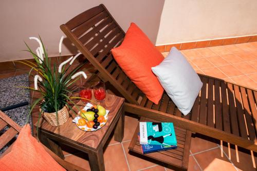 特拉尼Le Dimore Del Re的一张带橙色和白色枕头的沙发以及一张桌子
