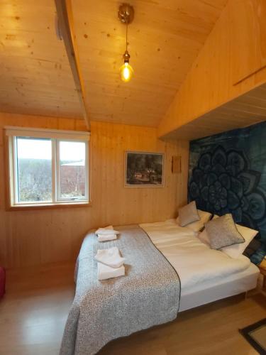 VaðlækirCosy Cottage in Golden Circle near Thingvellir的小屋内一间卧室,配有一张大床