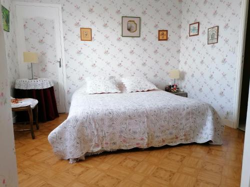 特雷西索梅莱斯加莱公寓的卧室配有带白色棉被的床