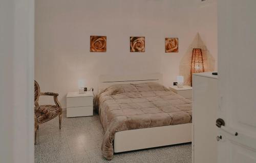 布林迪西Appartamenti Luxury Greco的卧室配有一张床,墙上挂有两张照片