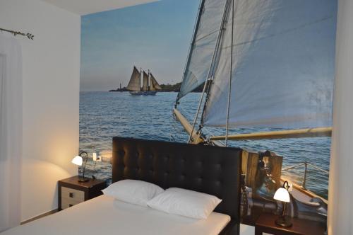 科托尔蓬塔公寓的水中设有帆船的卧室