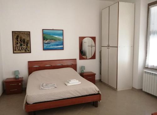 斯培西亚Casa Minù的一间卧室配有一张床和一台冰箱