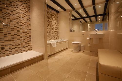 麦克唐纳德大熊酒店的一间浴室