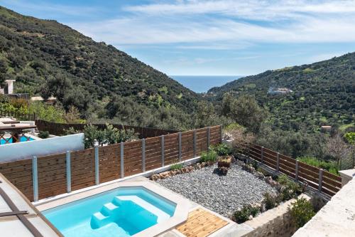 罗达奇诺Villa Cosmakis的一座带游泳池和山脉的别墅