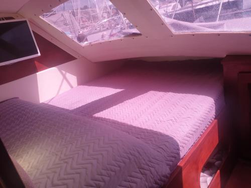 圣雷莫Relax su catamarano的窗户客房内的小床