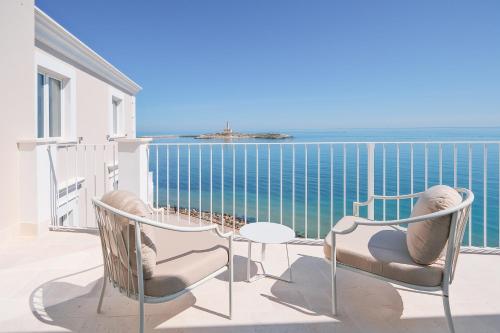 维耶斯泰Tra Cielo e Mare的一个带桌椅的海景阳台