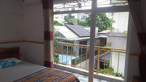 顺化玉平酒店的一间卧室设有大窗户,享有建筑的景色