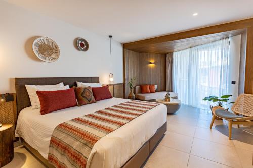 罗希姆诺Minos Ambassador Suites & Spa - Adults only的一间卧室,卧室内配有一张大床