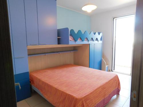 托雷圣乔万尼乌Acton Apartment Torre San Giovanni - Verso Sud的蓝色客房中一间带床的卧室