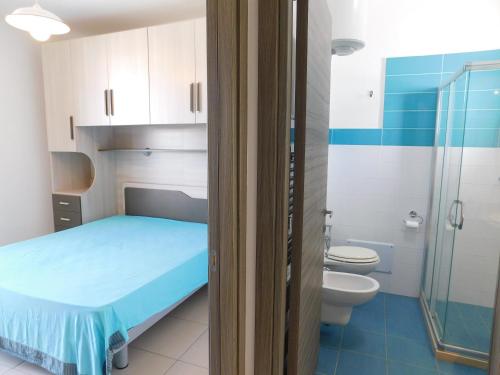 托雷圣乔万尼乌Acton Apartment Torre San Giovanni - Verso Sud的一间医院间,配有床和卫生间