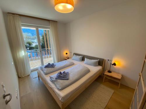 加尔米施-帕滕基兴LUNA Mountain Lodge Garmisch的一间卧室设有一张大床和一个大窗户